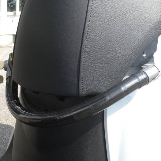Se instala de forma limpia el antirrobo de manillar para moto CLM