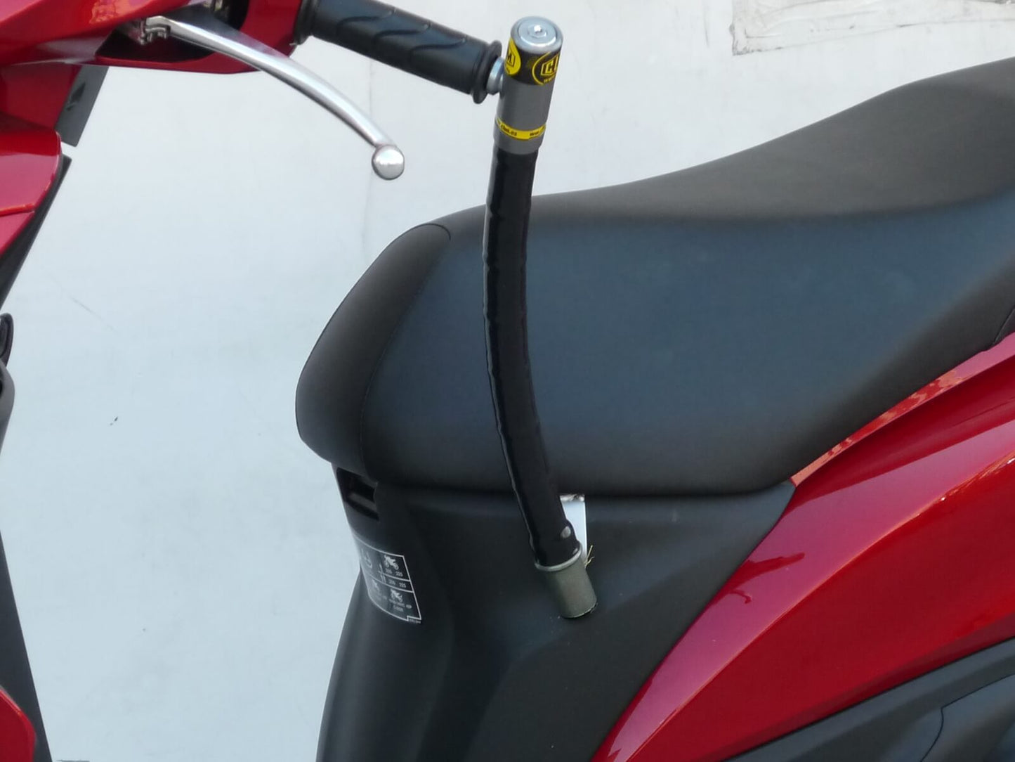 clm antirrobo manillar honda vision 110 chic puesto en moton close up