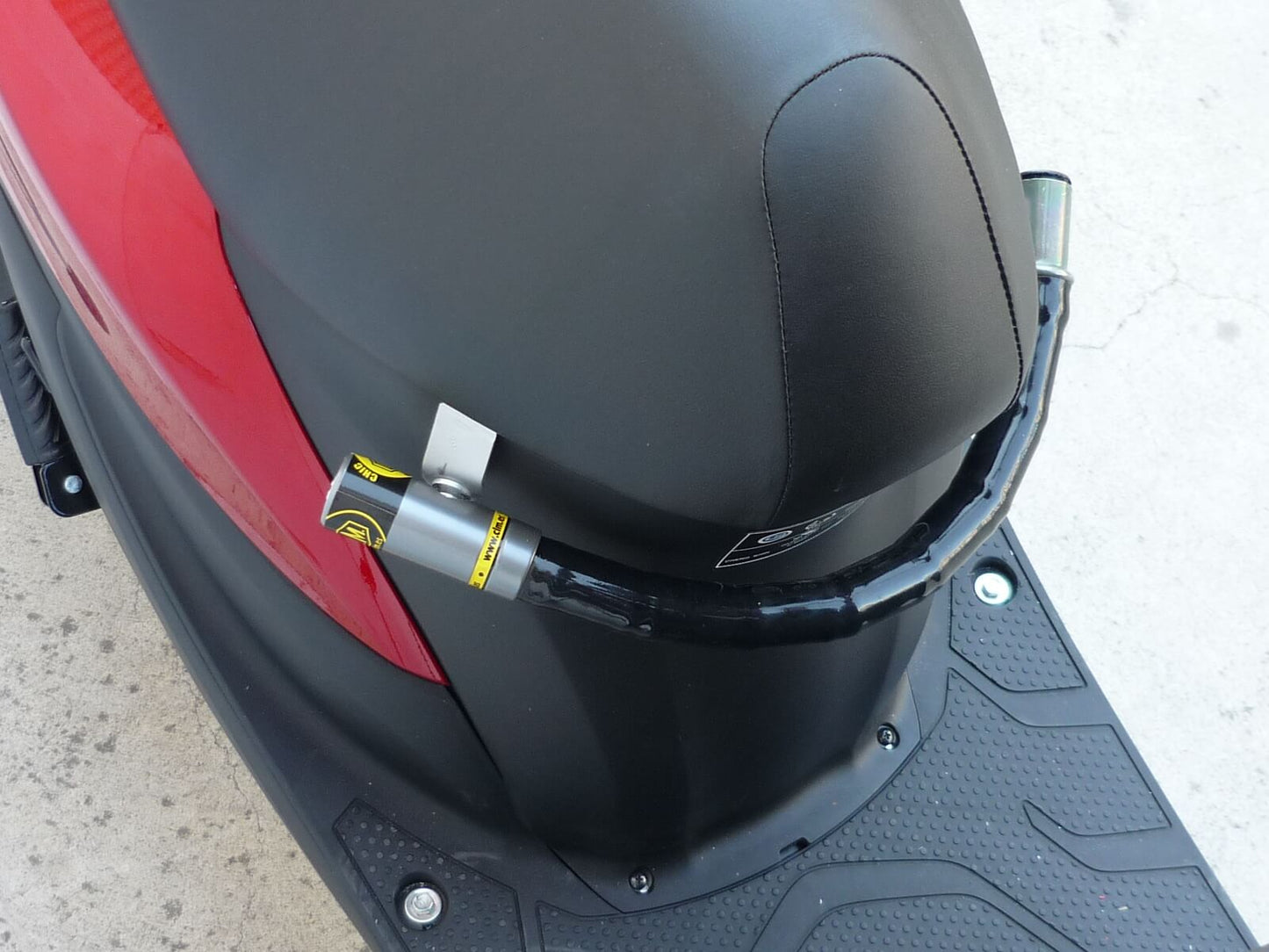 clm antirrobo manillar honda vision 110 chic recogido en asiento de moto