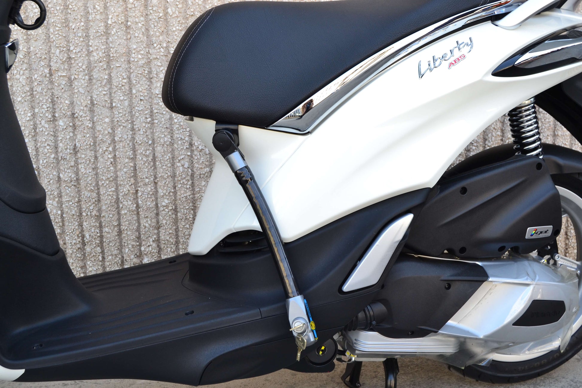 clm antirrobo manillar piaggio liberty 125 abs 2016 blindado puesto en moto