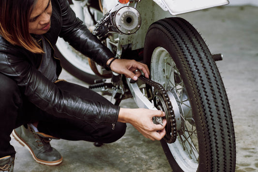 Ejemplo de cómo se cambia las ruedas de la moto