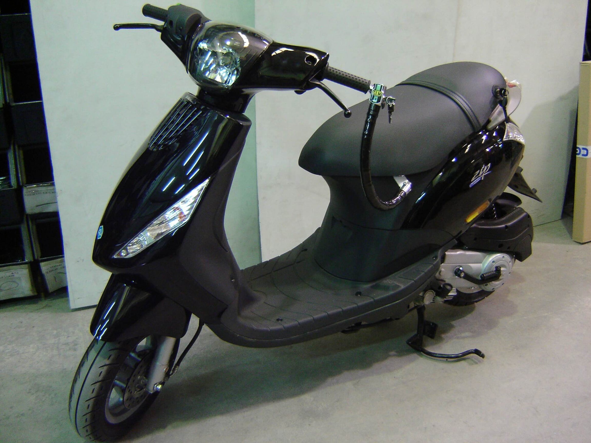 clm antirrobo manillar piaggio zip 50cc 2009 chic puesto en el maunillar